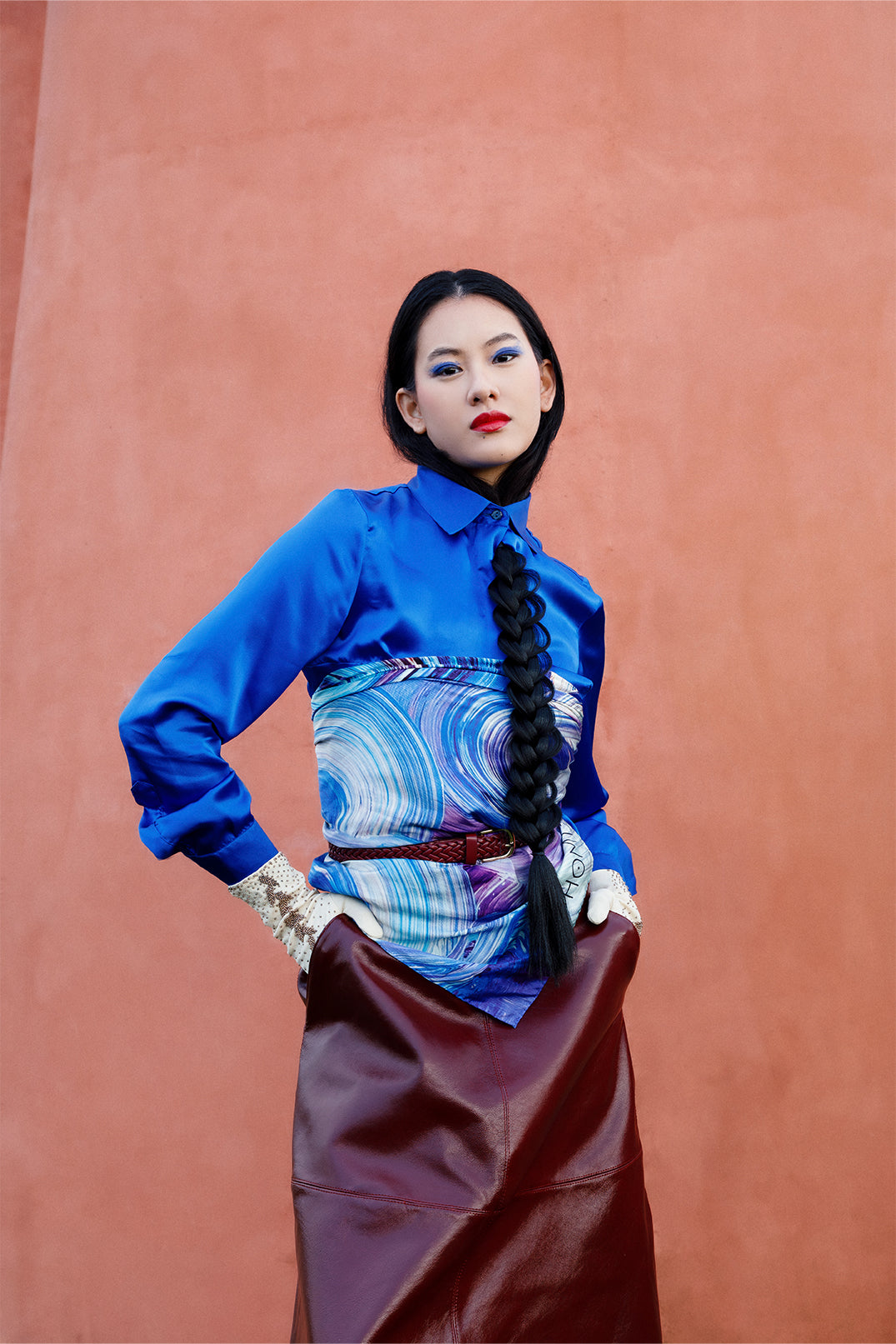 Silk twill scarf 90x90 cm worn by a model as a top, featuring a sea-inspired print in various shades of blue, for an elegant and original look.