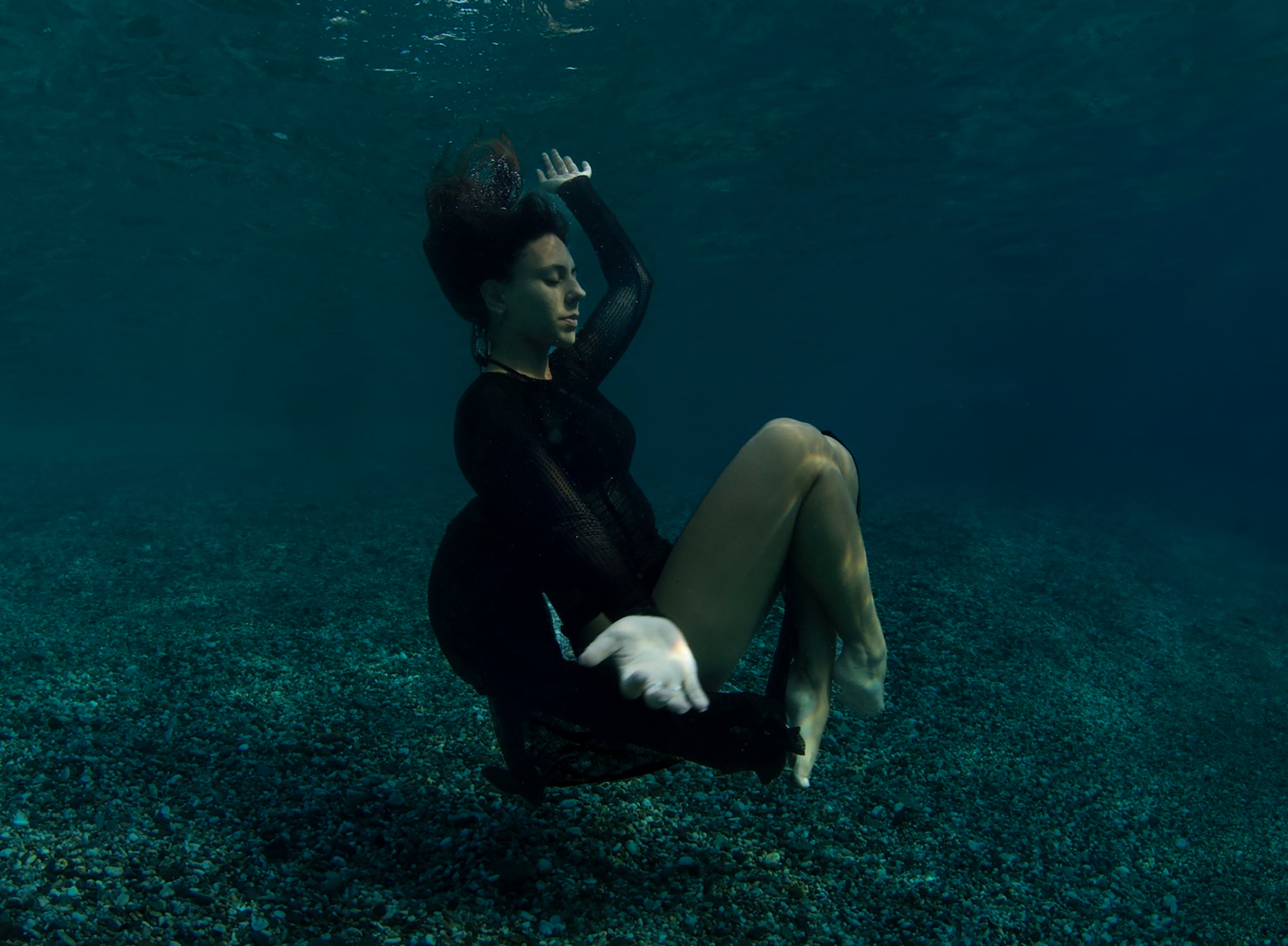 BEYOND THE SURFACE: FASHION AND VISION IN AN UNDERWATER PROJECT
