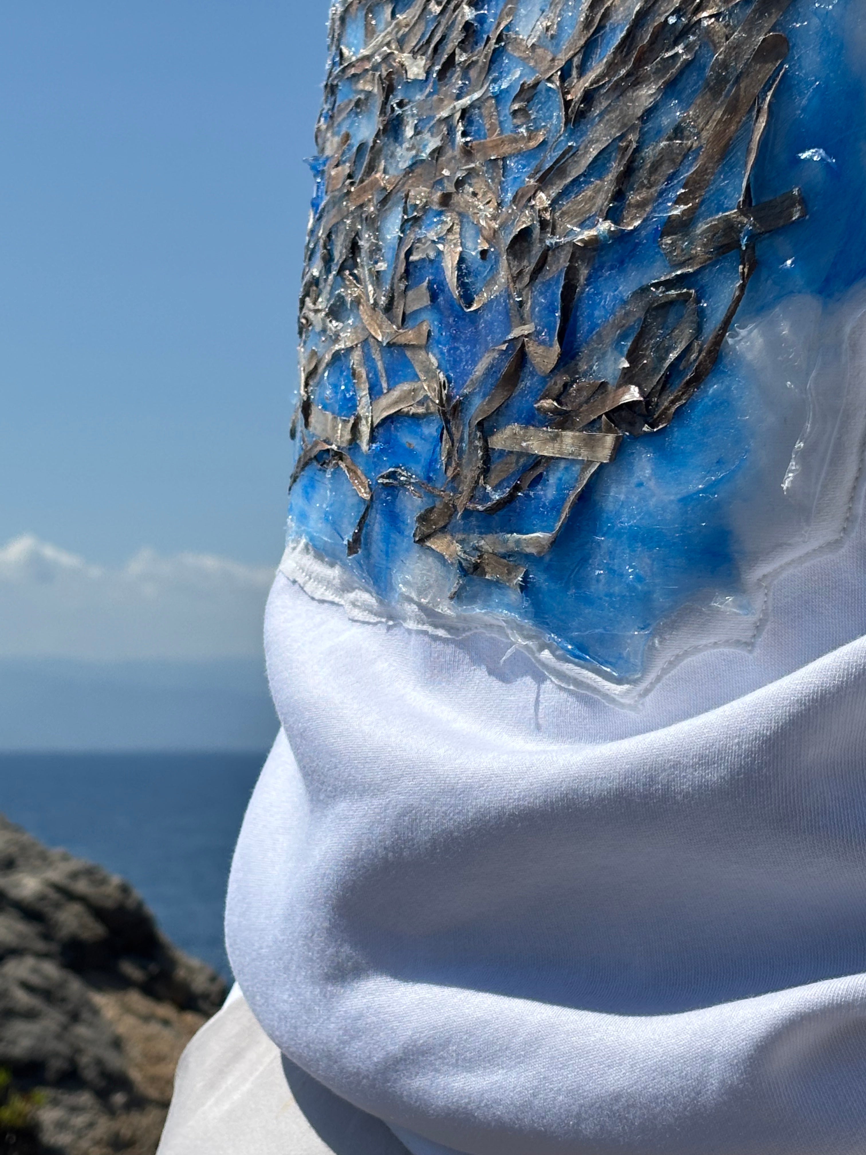 THE SWEATSHIRT THAT EMBRACES THE SEA