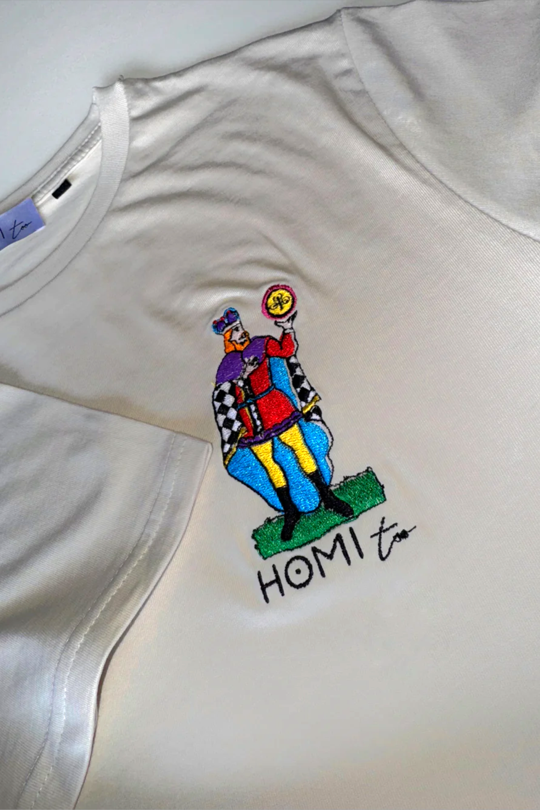 T-SHIRT CON "RE" RICAMATO