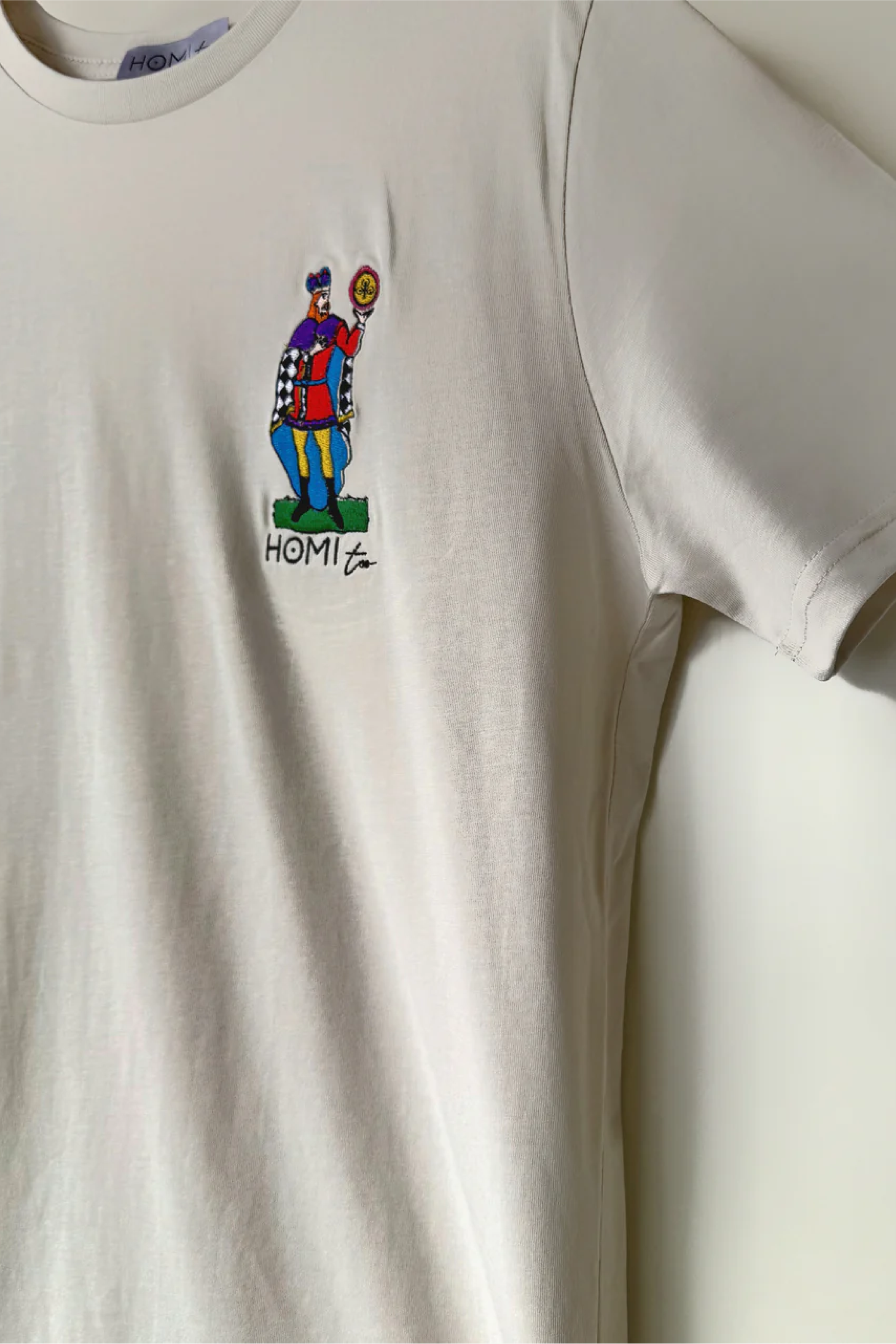 T-SHIRT CON "RE" RICAMATO