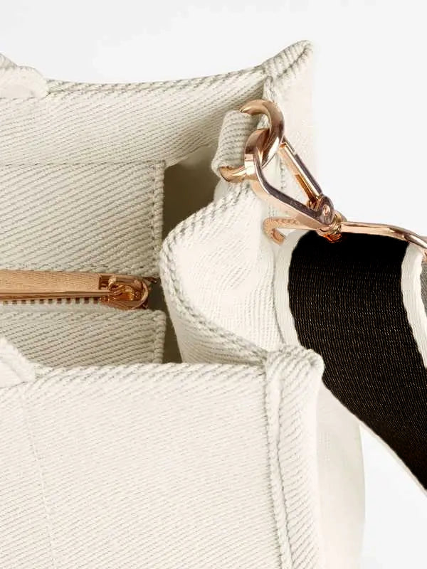 Close-up of the zip of the bag and shoulder strap.