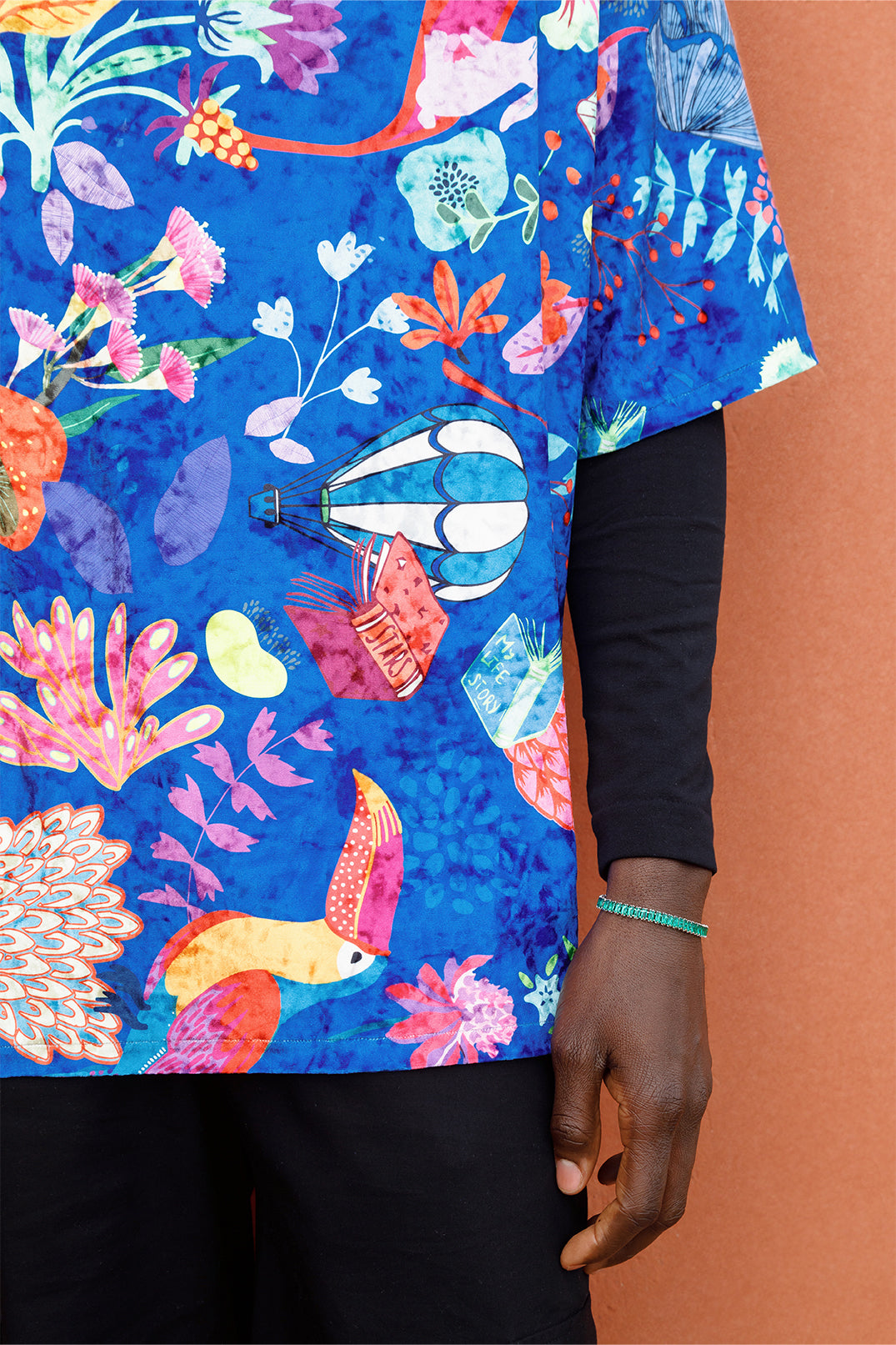 Close-up of the artistic graphic and short sleeve.