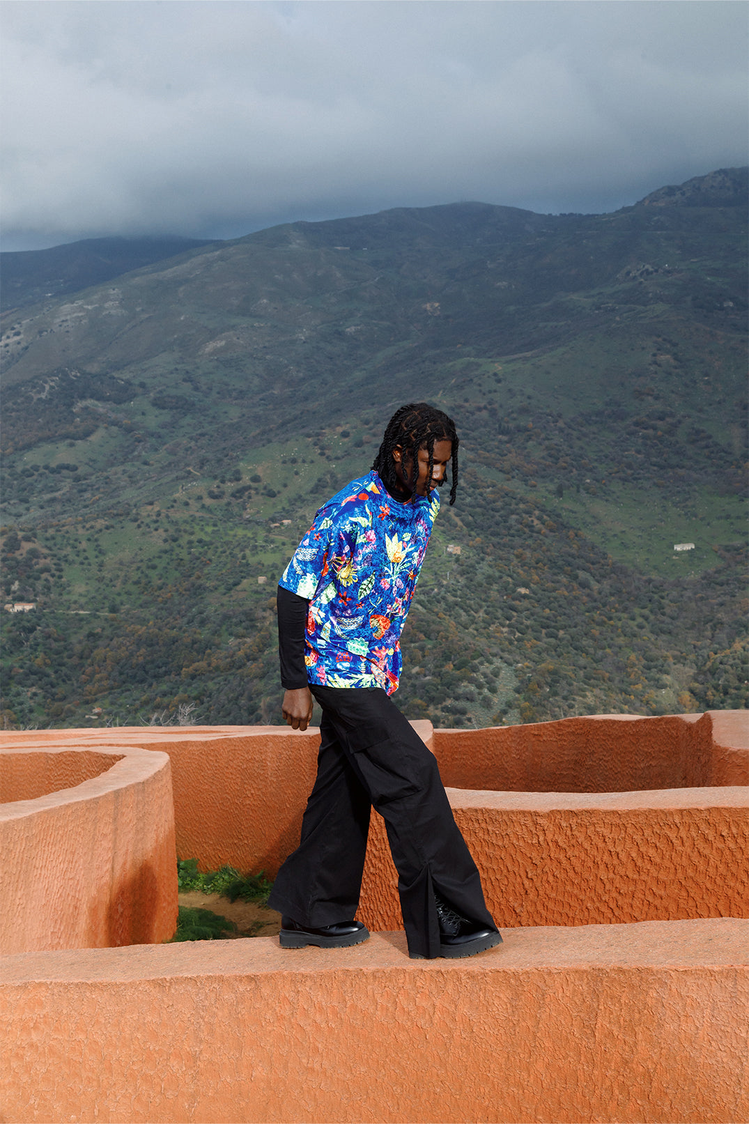 Blue velvet unisex oversized T-shirt worn by a model, featuring an exclusive artistic graphic and short sleeves.