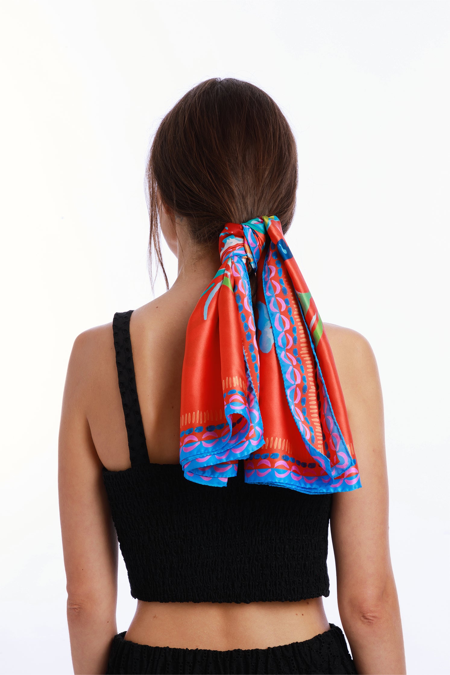 Square scarf 90x90 cm made of pure silk, featuring a surreal stylized painting called "Vaso" on a red-orange background used to tie the hair.